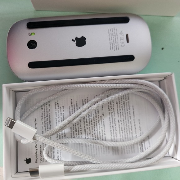 Apple  Magic Mouse 最新モデル 未使用にちかい⁄超美品最新モデル